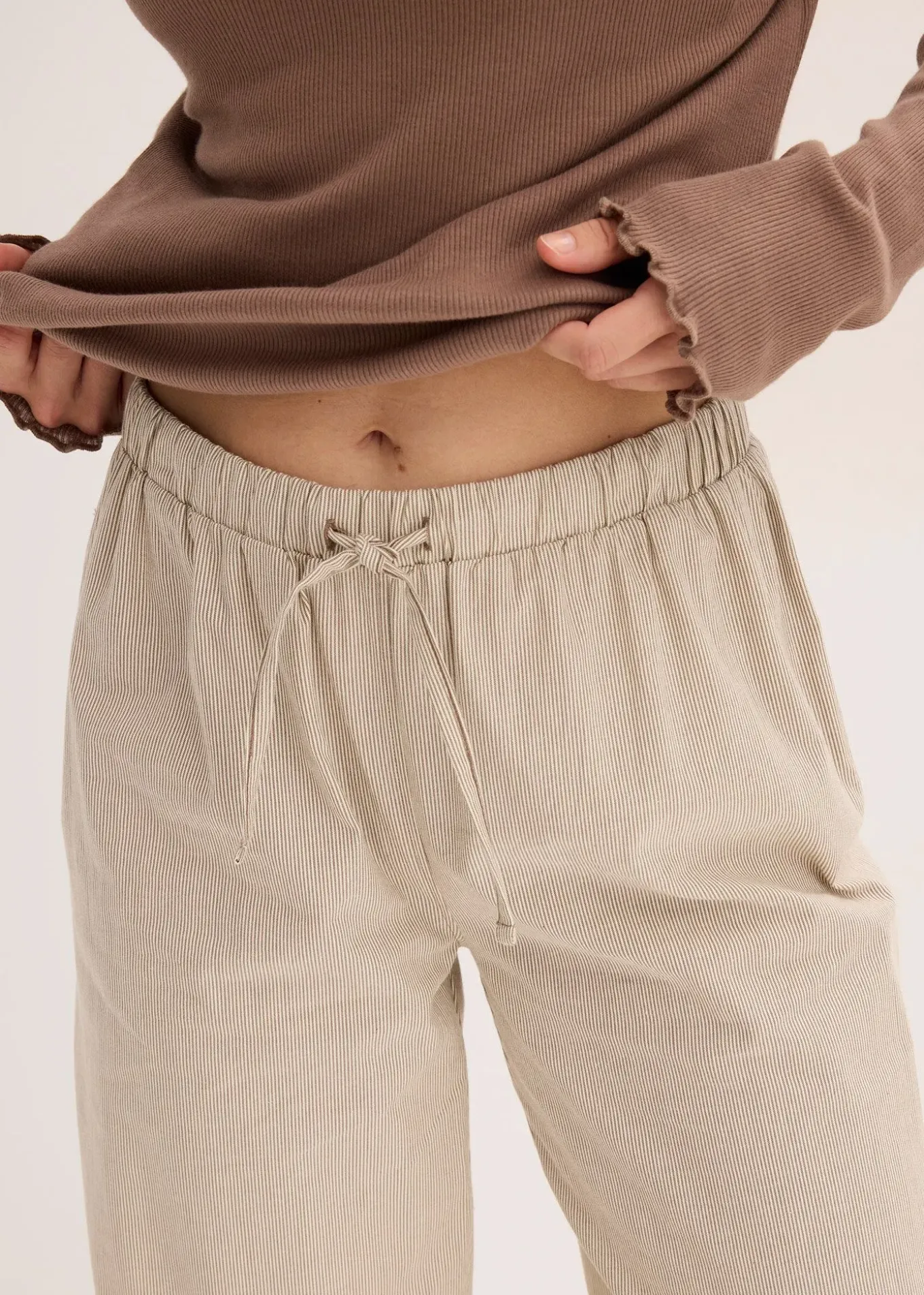 Pyjama avec un T-shirt côtelé et un pantalon tissé