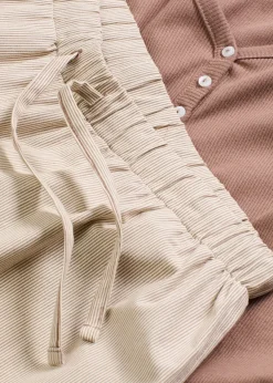 Pyjama avec un T-shirt côtelé et un pantalon tissé