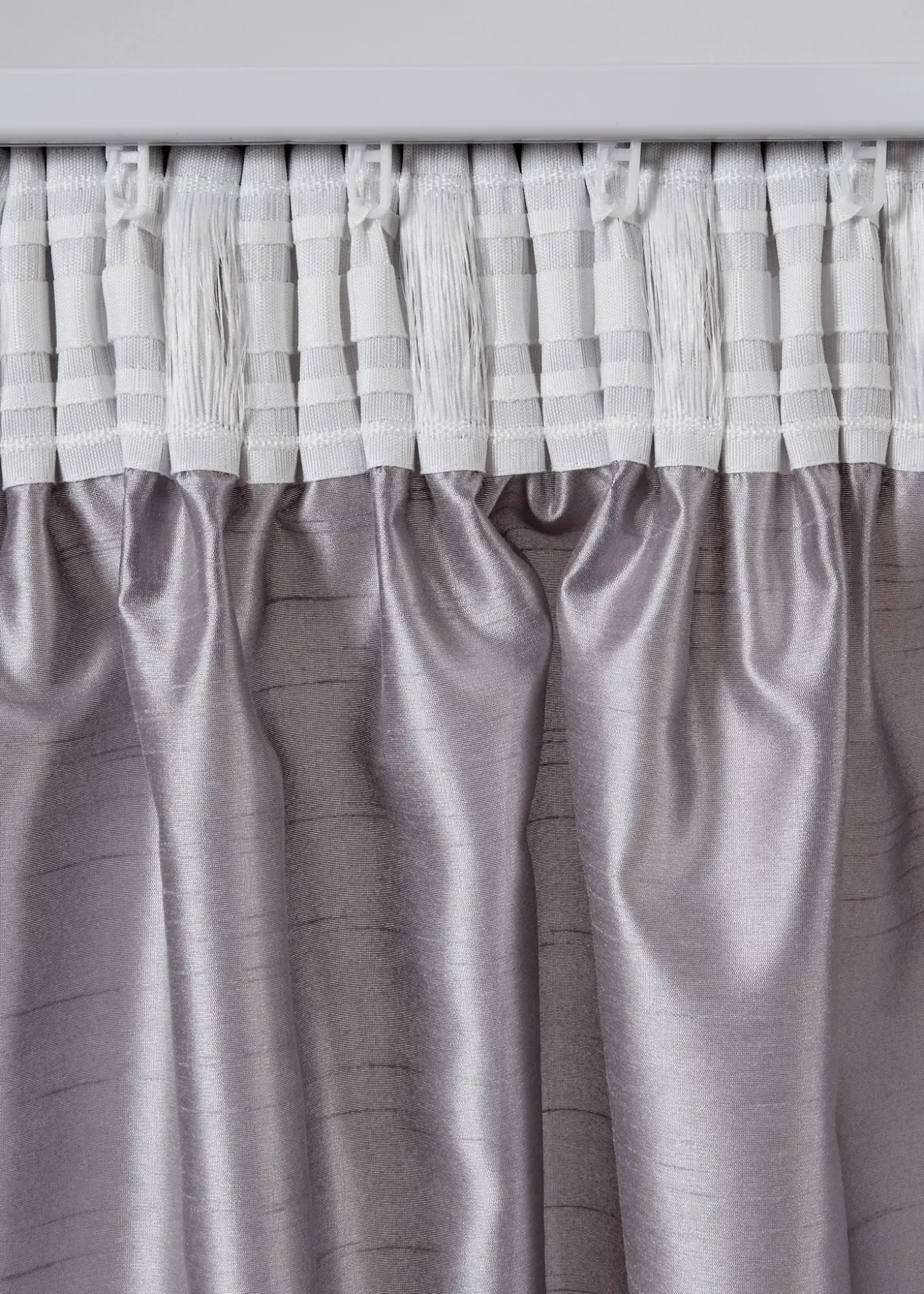 Rideau légèrement brillant, aussi en extra long (1 pce)