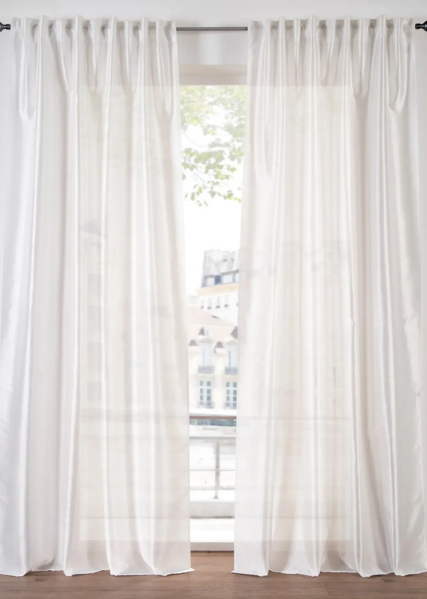 Rideau légèrement brillant, aussi en extra long (1 pce)