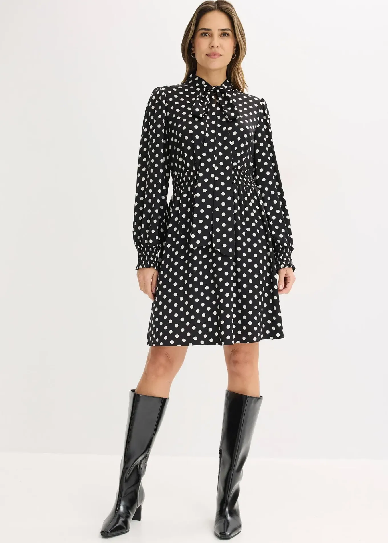 Robe à col lavallière en satin fluide