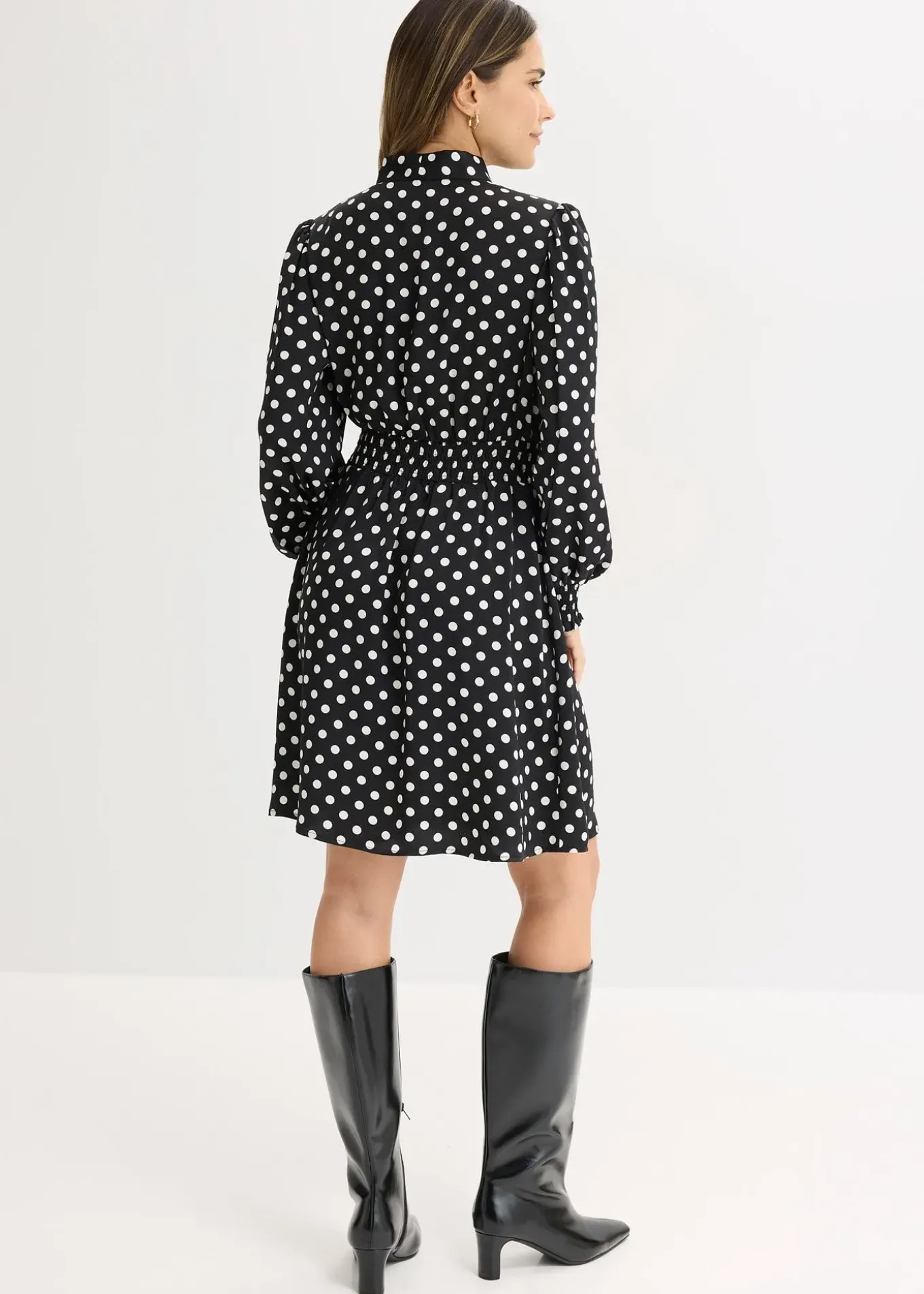 Robe à col lavallière en satin fluide