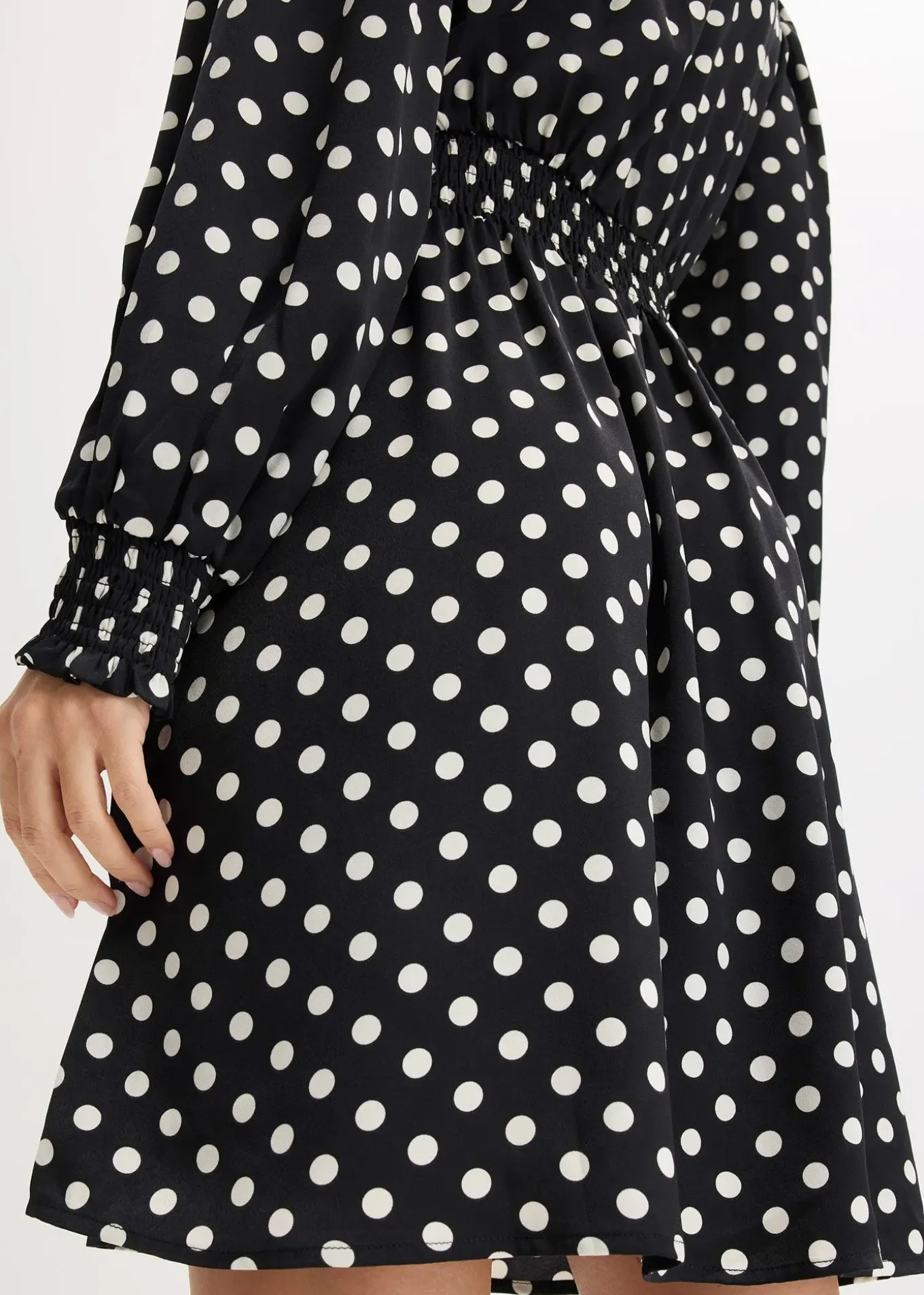 Robe à col lavallière en satin fluide