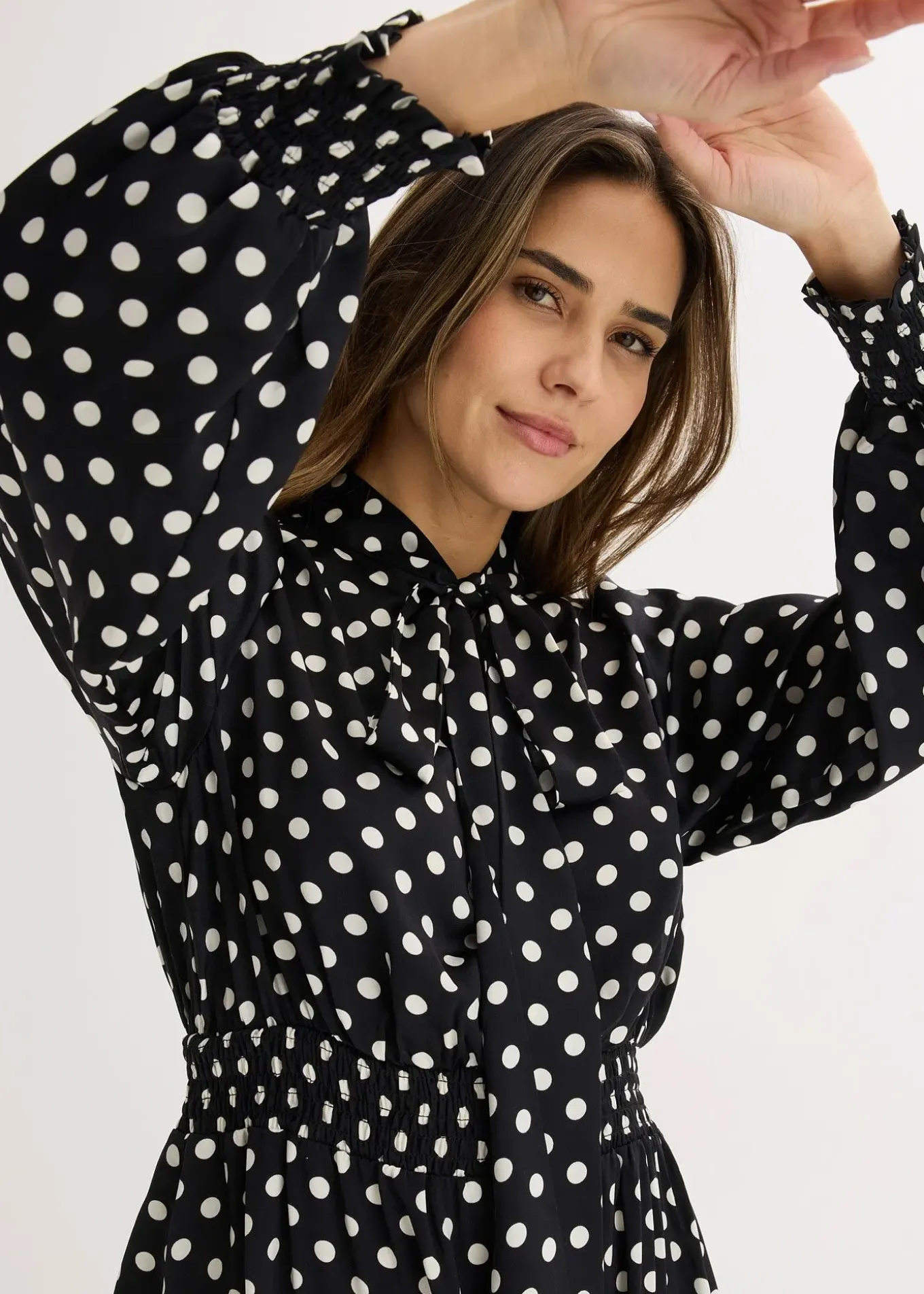 Robe à col lavallière en satin fluide