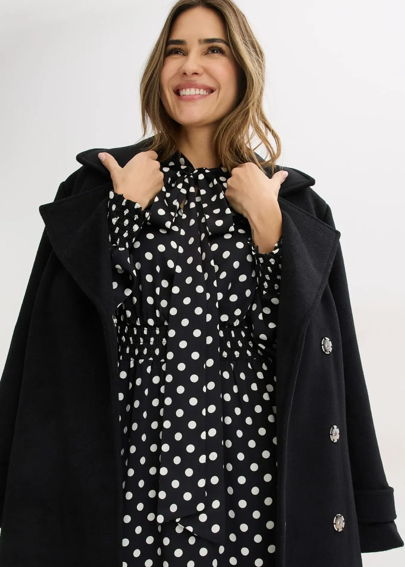 Robe à col lavallière en satin fluide