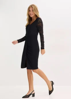 Robe à dentelle et drapé