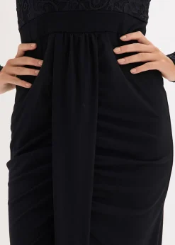 Robe à dentelle et drapé