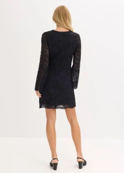 Robe à dentelle et manches trompette