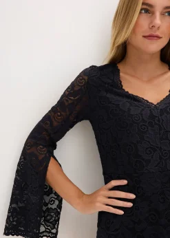 Robe à dentelle et manches trompette