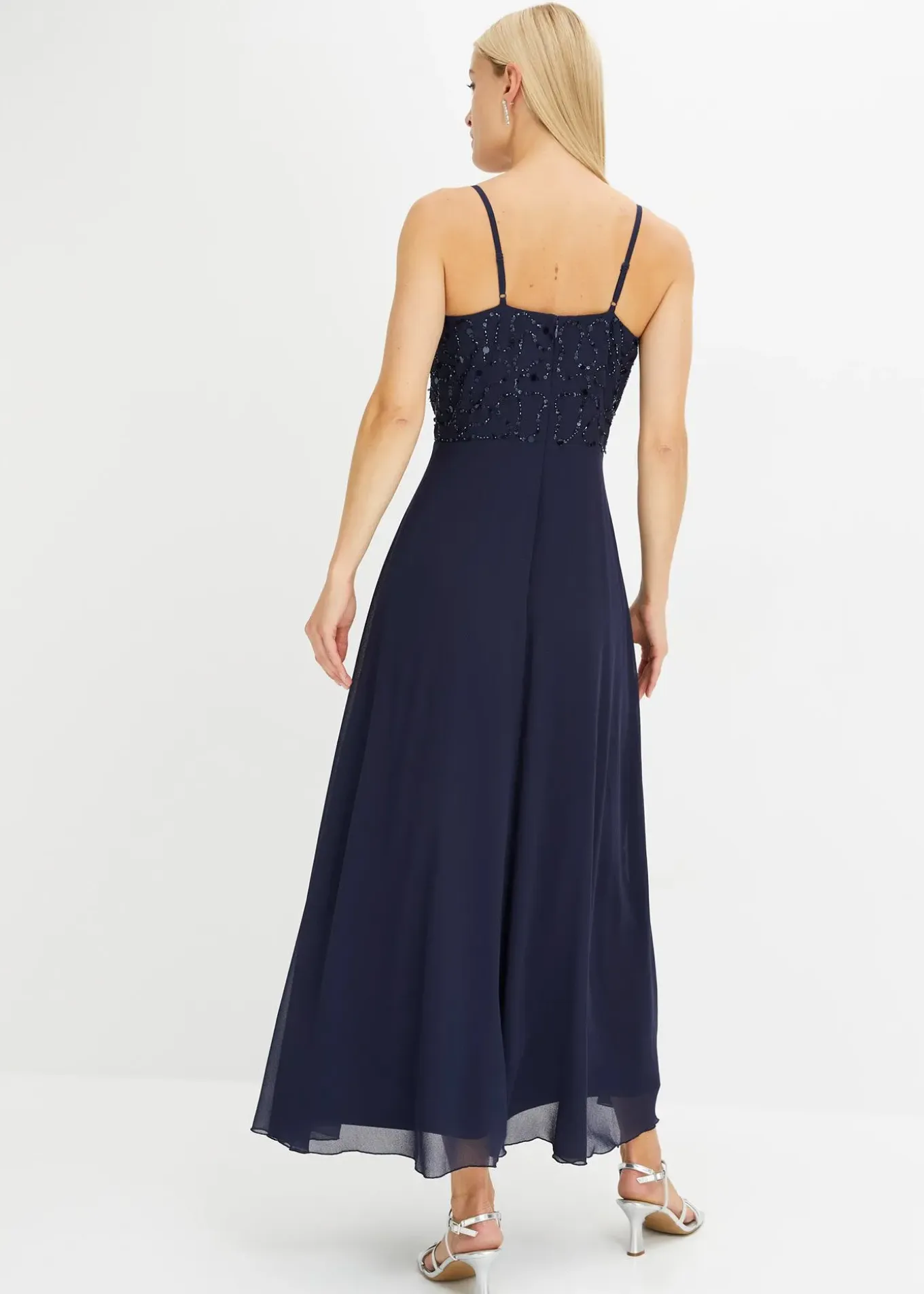 Robe à fines bretelles et haut à sequins brodés