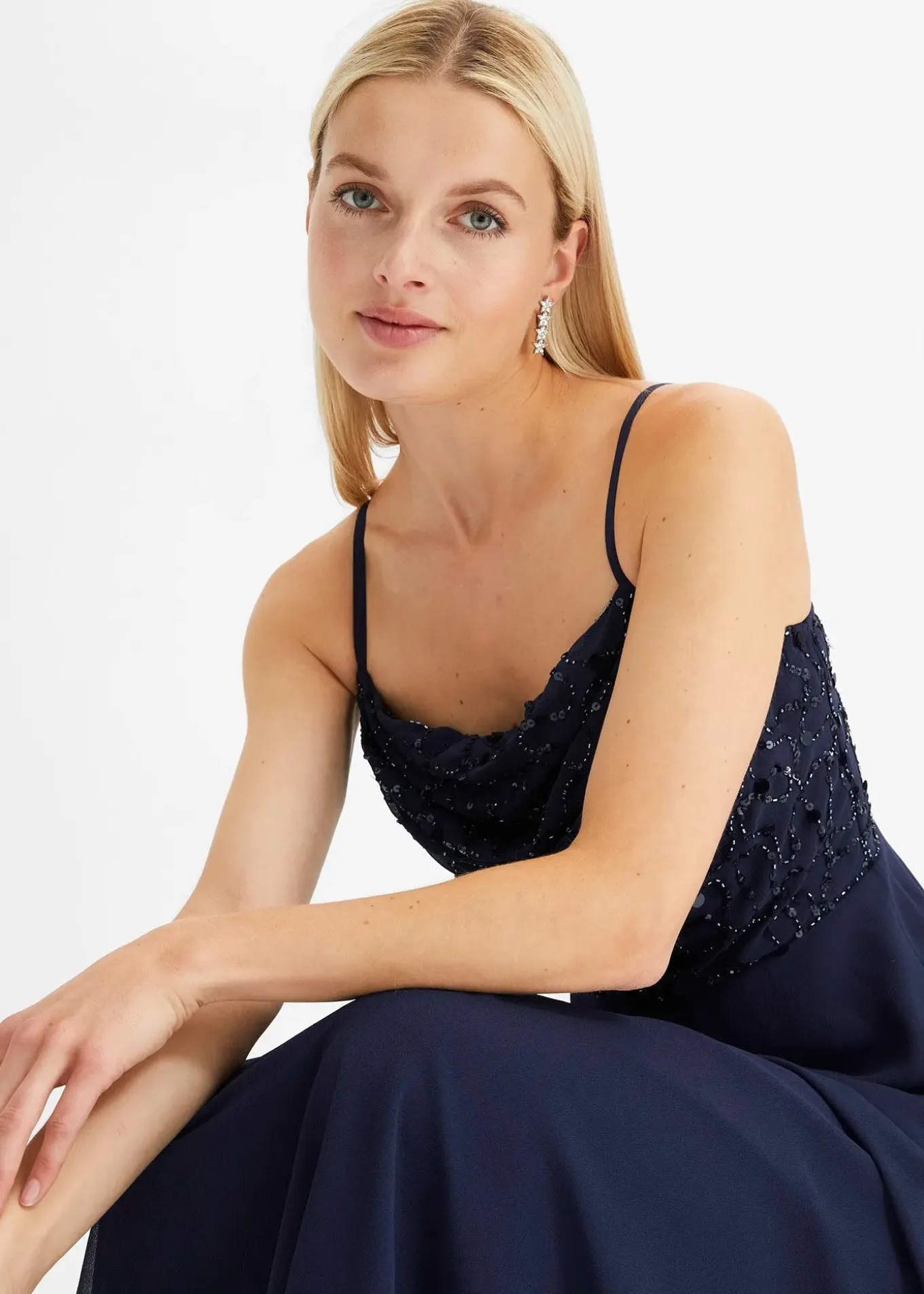 Robe à fines bretelles et haut à sequins brodés