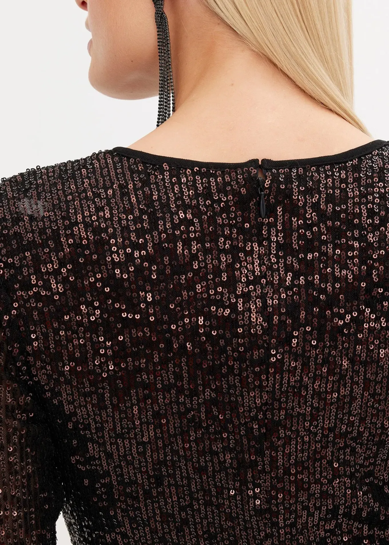 Robe à sequins et épaulettes