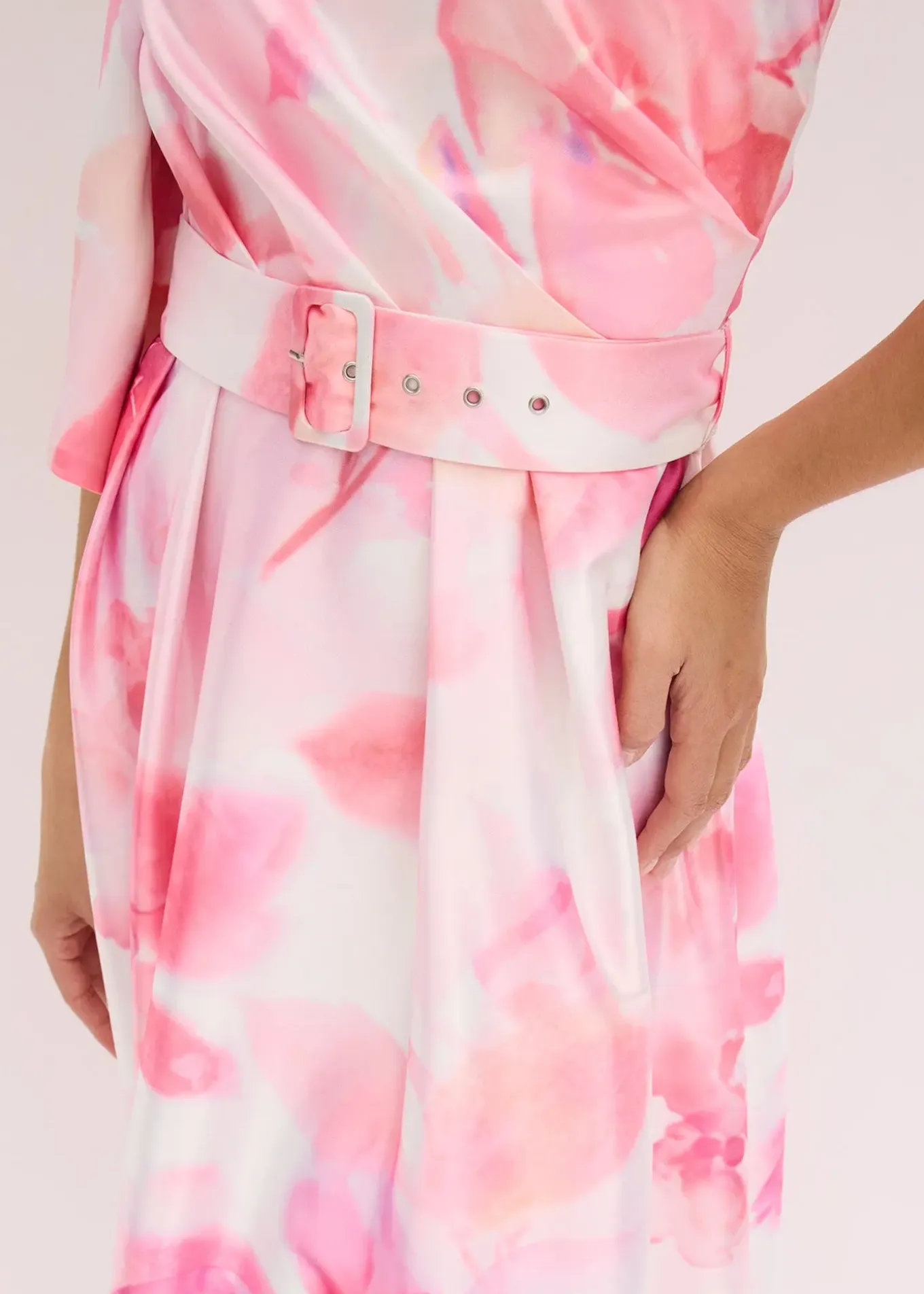 Robe asymétrique en satin brillant