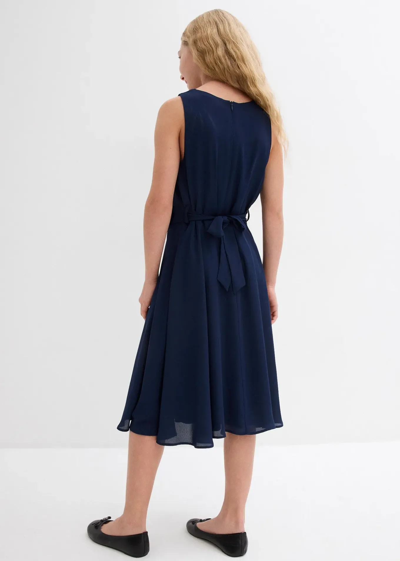 Robe avec fleur appliquée