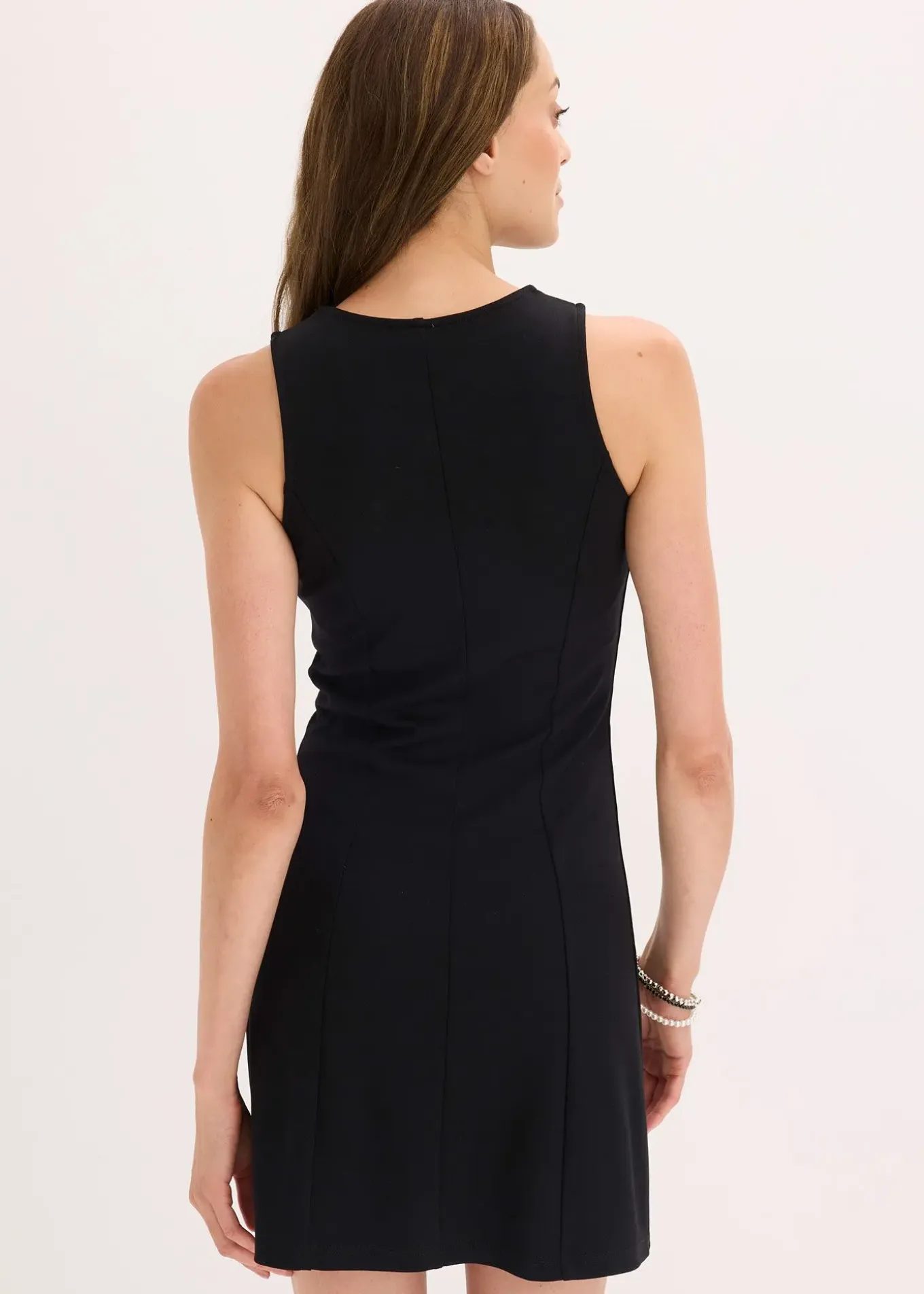 Robe courte à boutons décoratifs