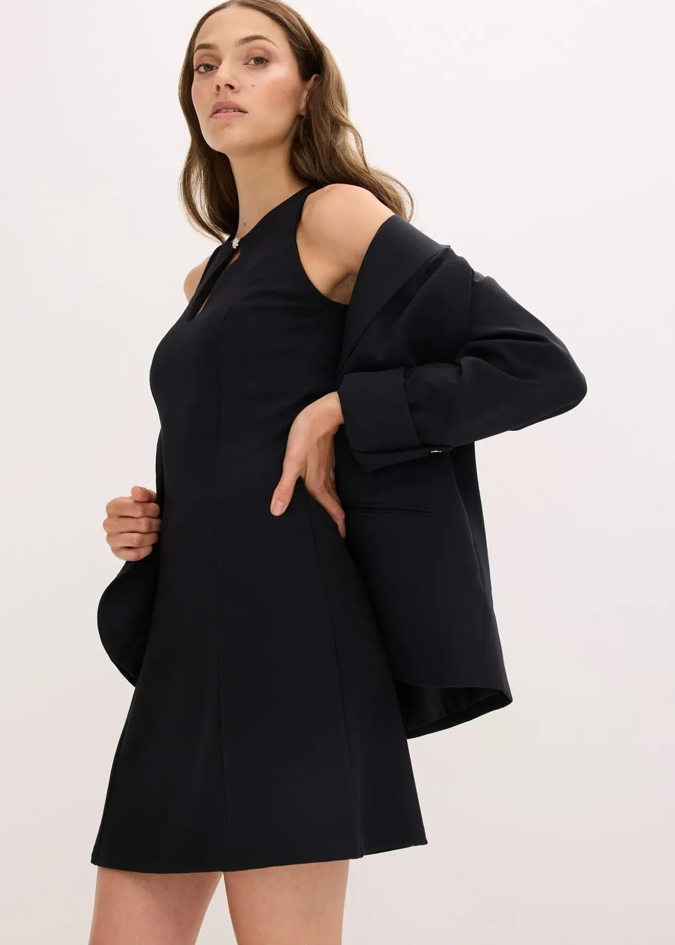 Robe courte à boutons décoratifs