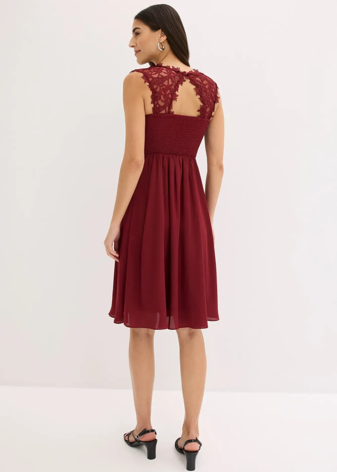 Robe courte à dentelle