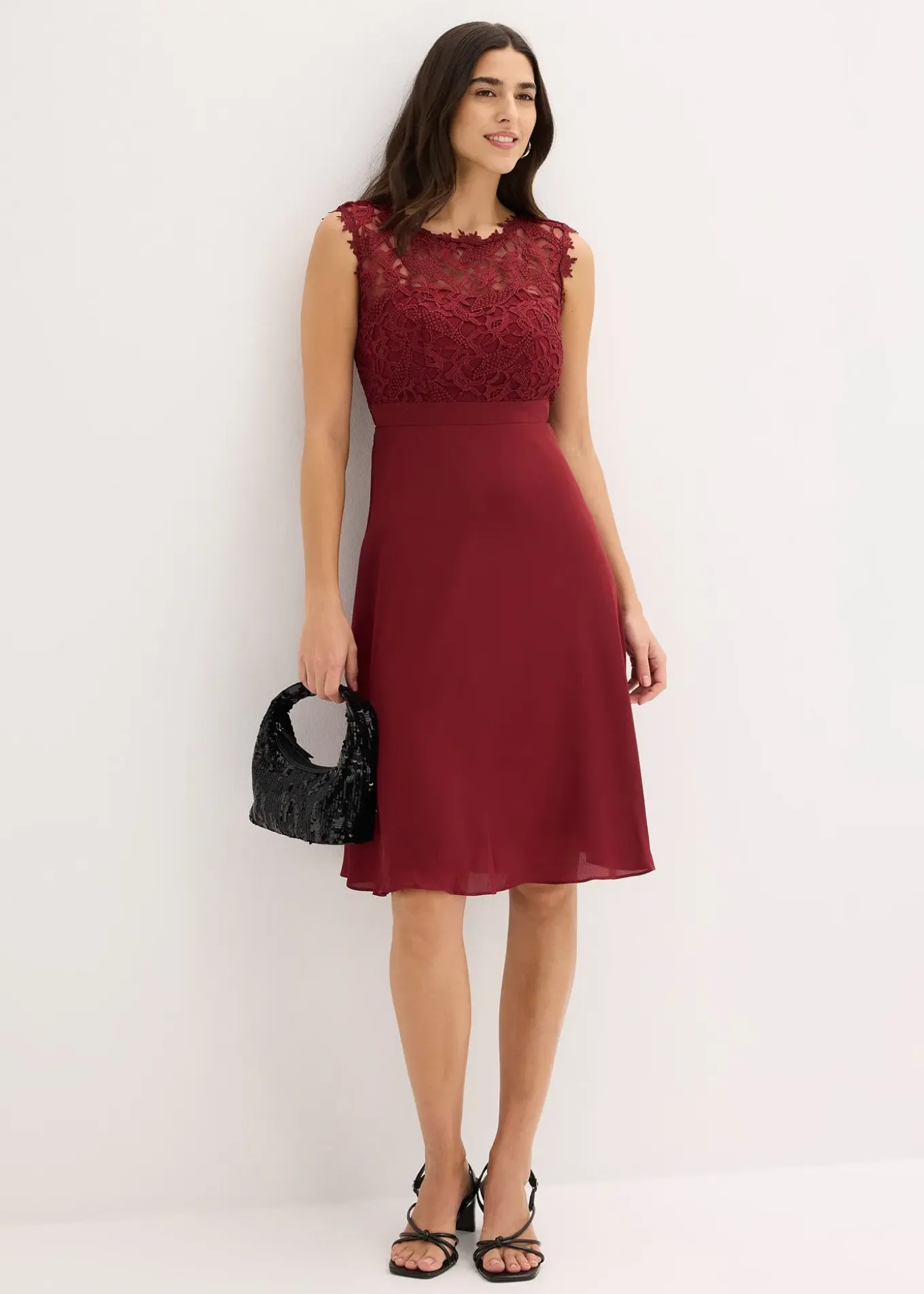 Robe courte à dentelle