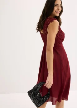 Robe courte à dentelle