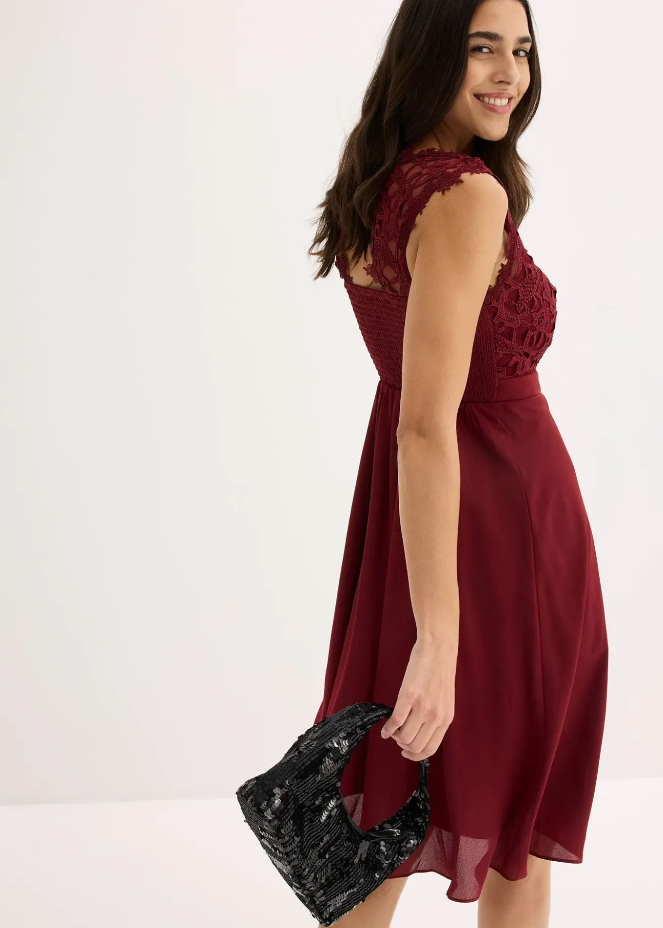 Robe courte à dentelle