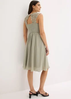 Robe courte à dentelle