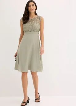 Robe courte à dentelle