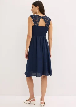 Robe courte à dentelle