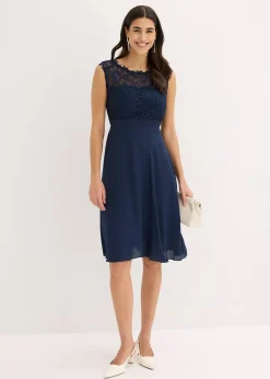 Robe courte à dentelle