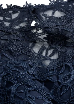 Robe courte à dentelle