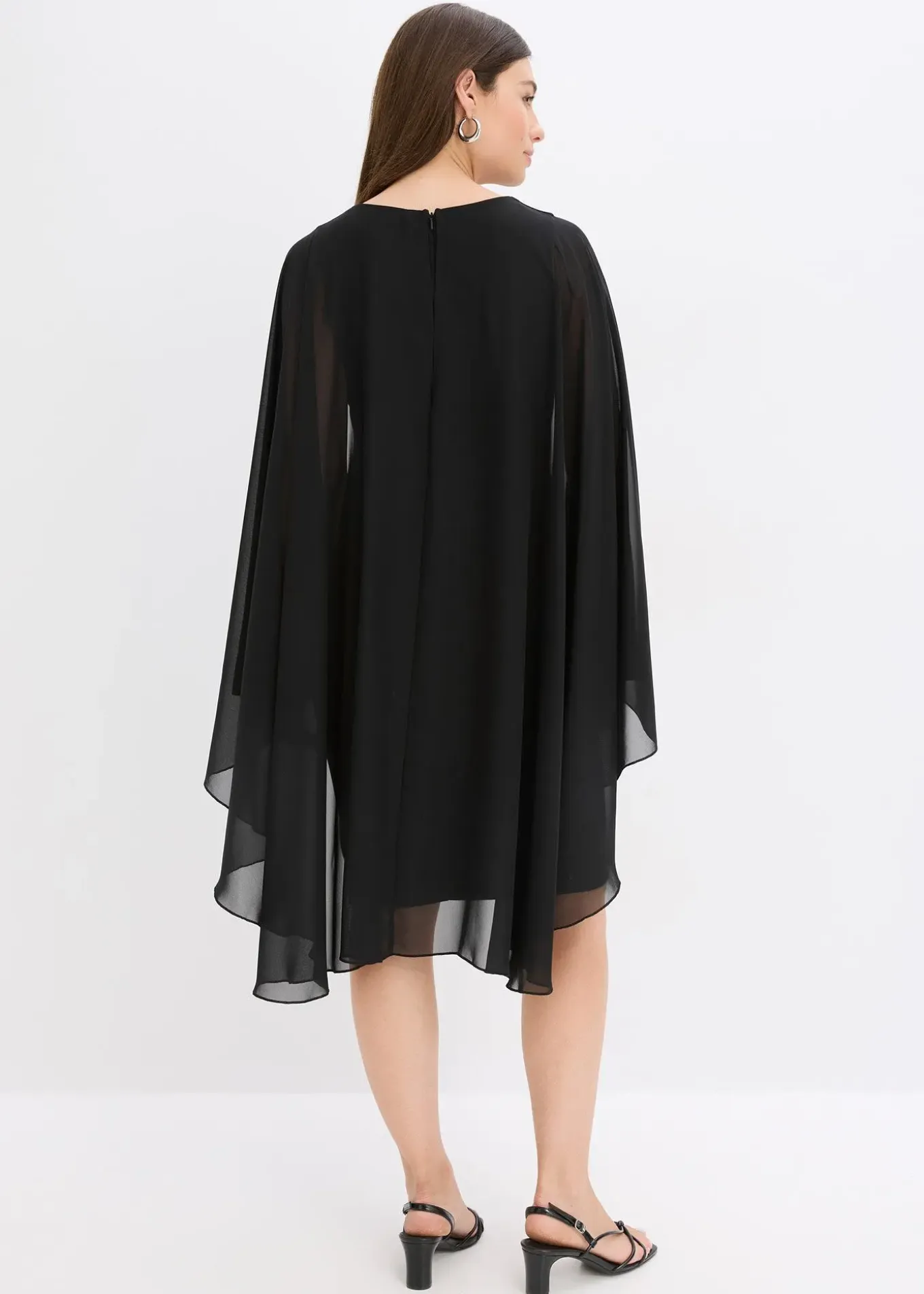 Robe courte avec cape en mousseline
