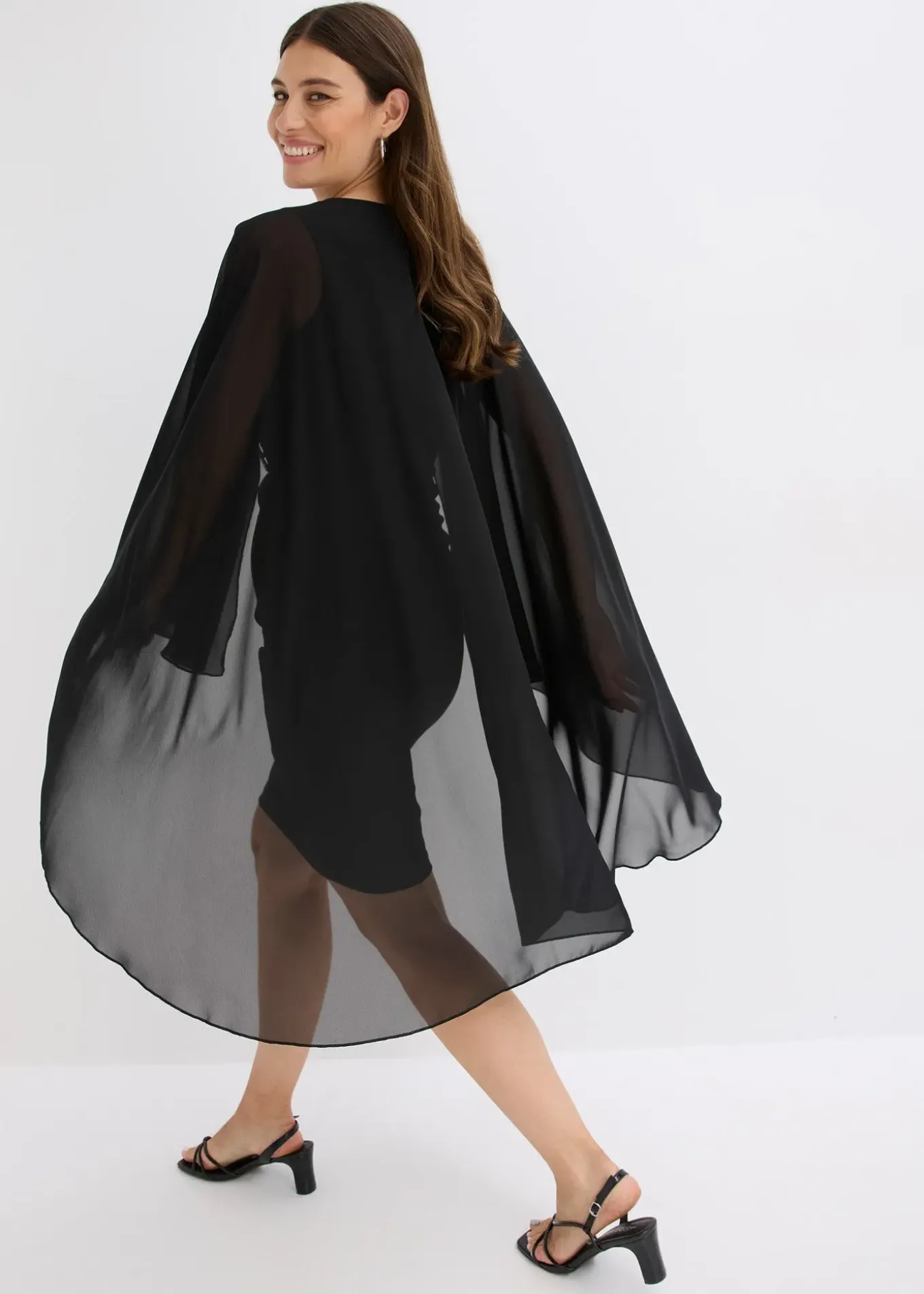 Robe courte avec cape en mousseline