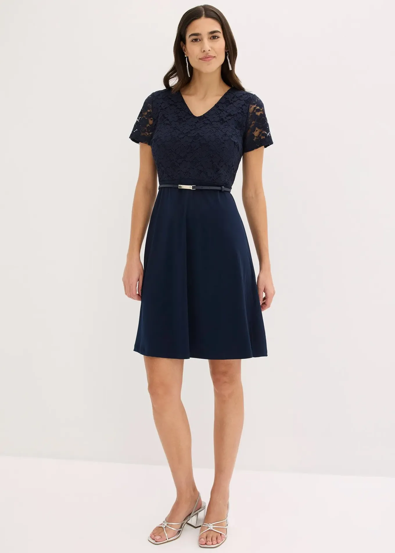 Robe courte avec ceinture et dentelle