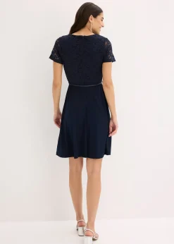 Robe courte avec ceinture et dentelle