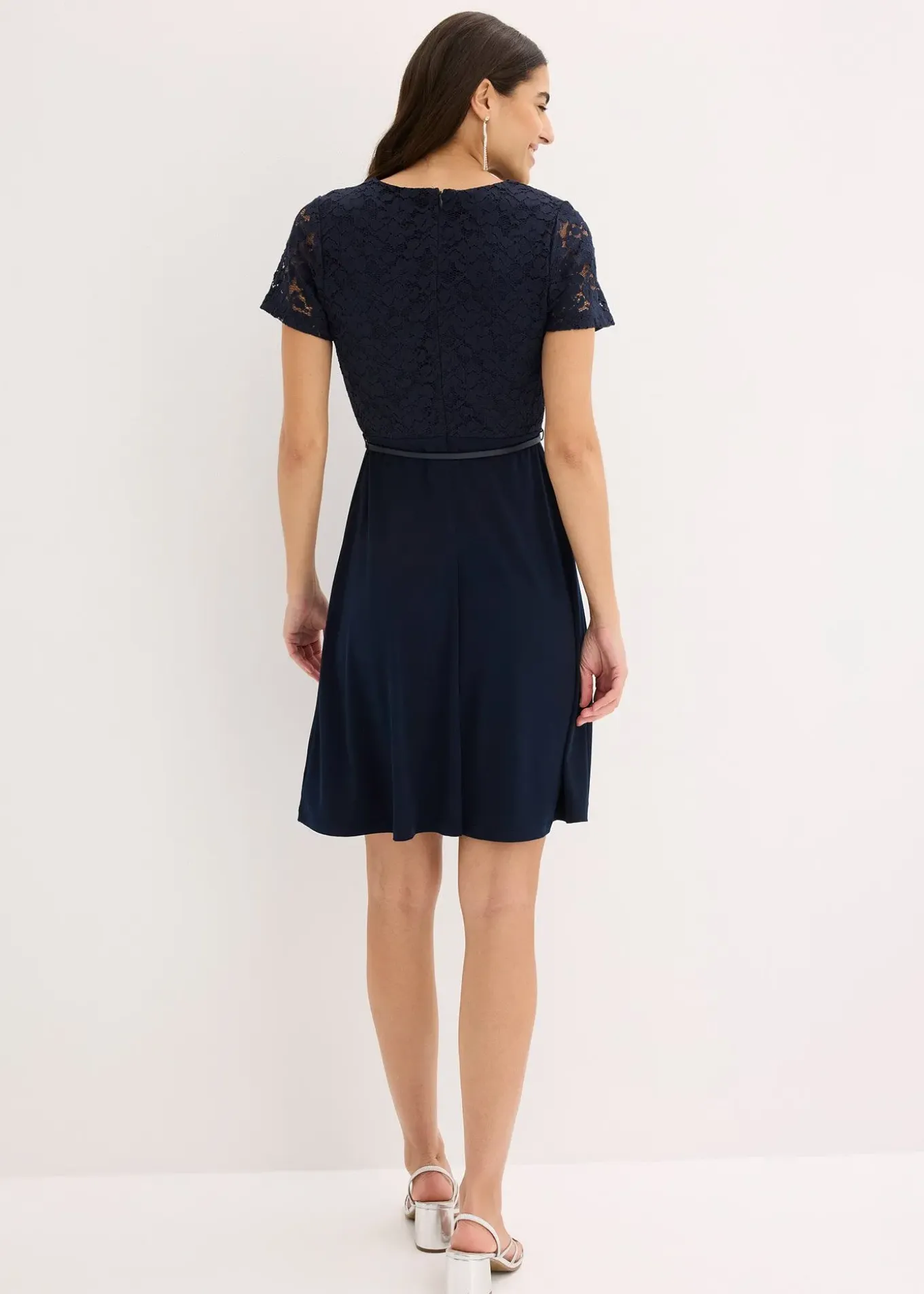 Robe courte avec ceinture et dentelle