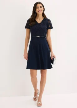 Robe courte avec ceinture et dentelle