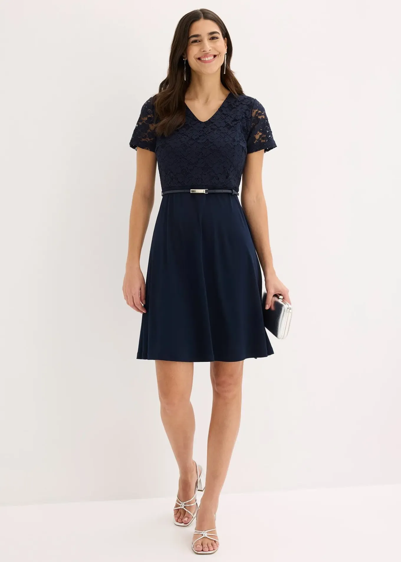 Robe courte avec ceinture et dentelle