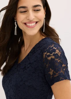 Robe courte avec ceinture et dentelle