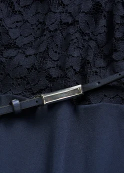 Robe courte avec ceinture et dentelle