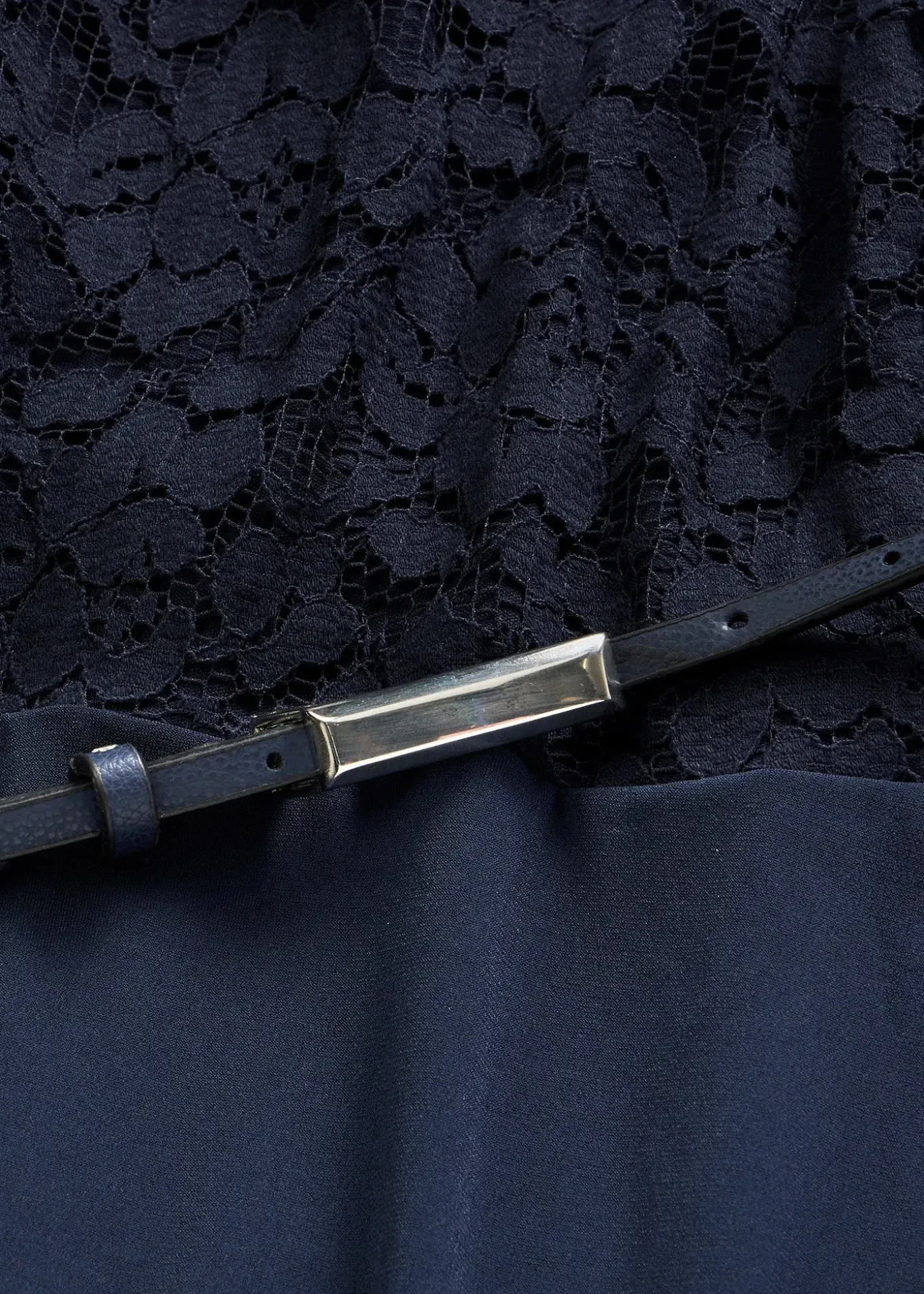 Robe courte avec ceinture et dentelle