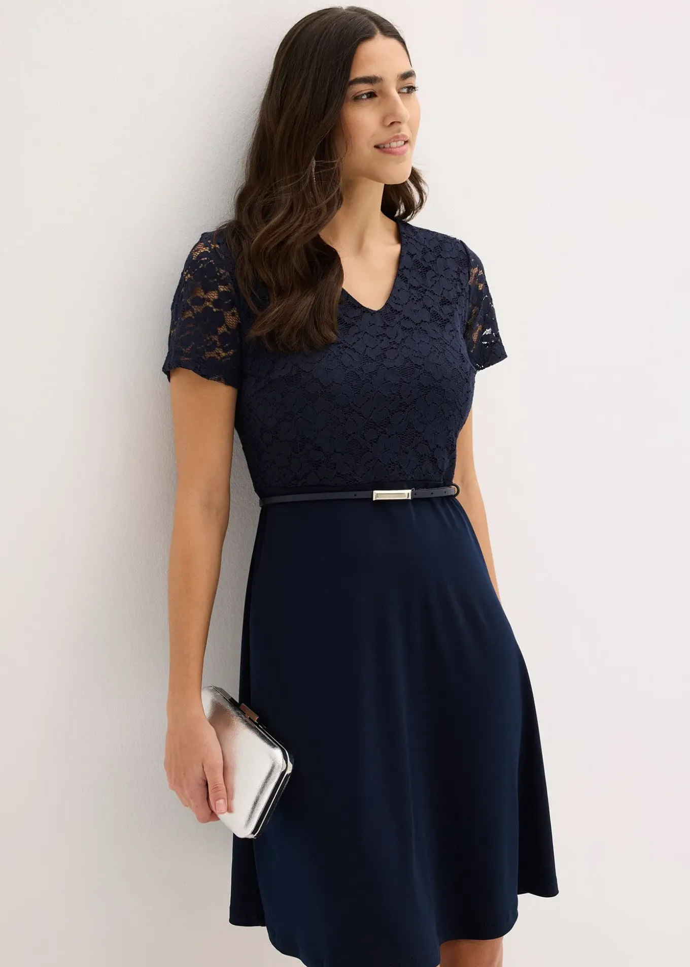 Robe courte avec ceinture et dentelle