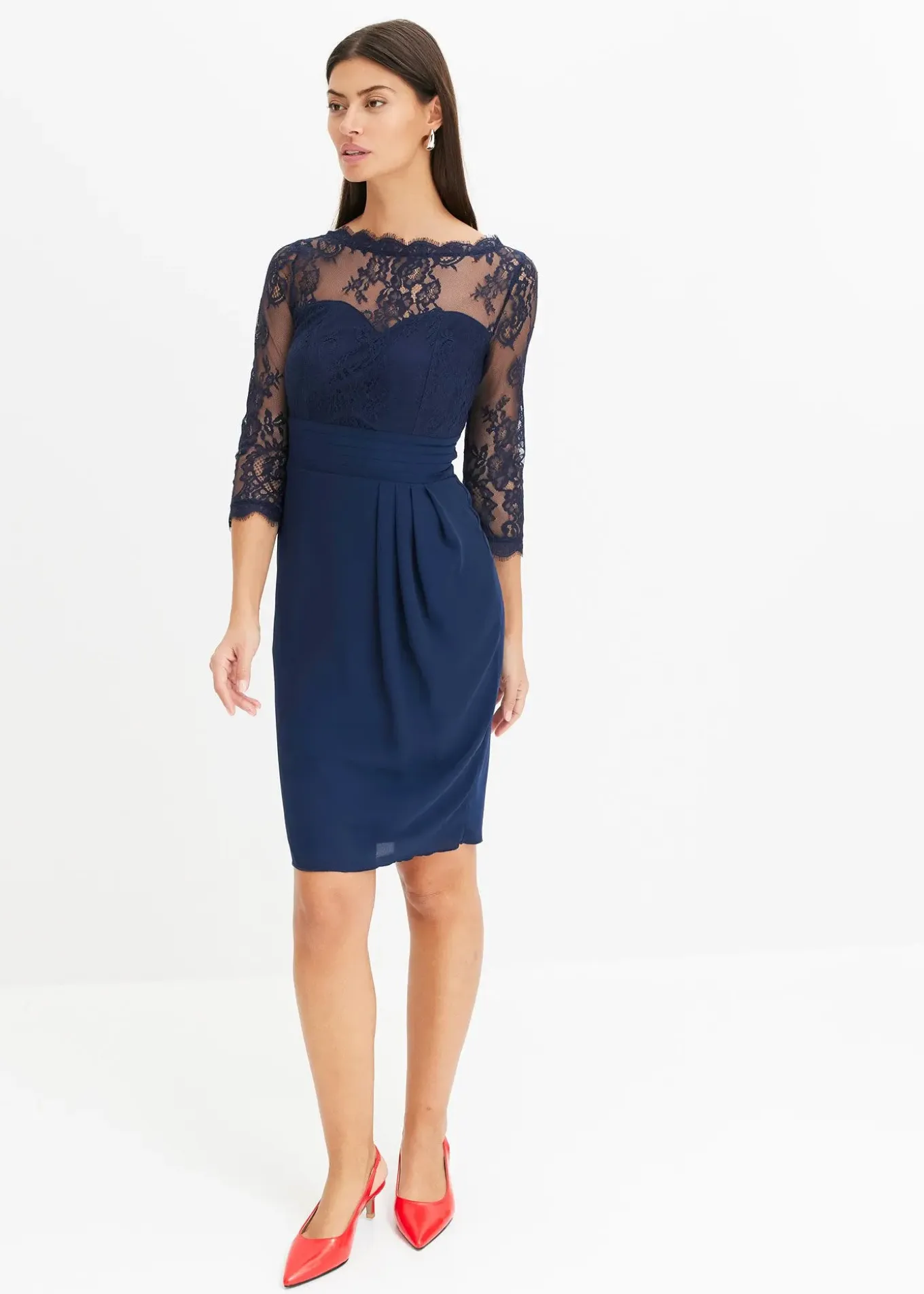 Robe courte avec empiècement dentelle