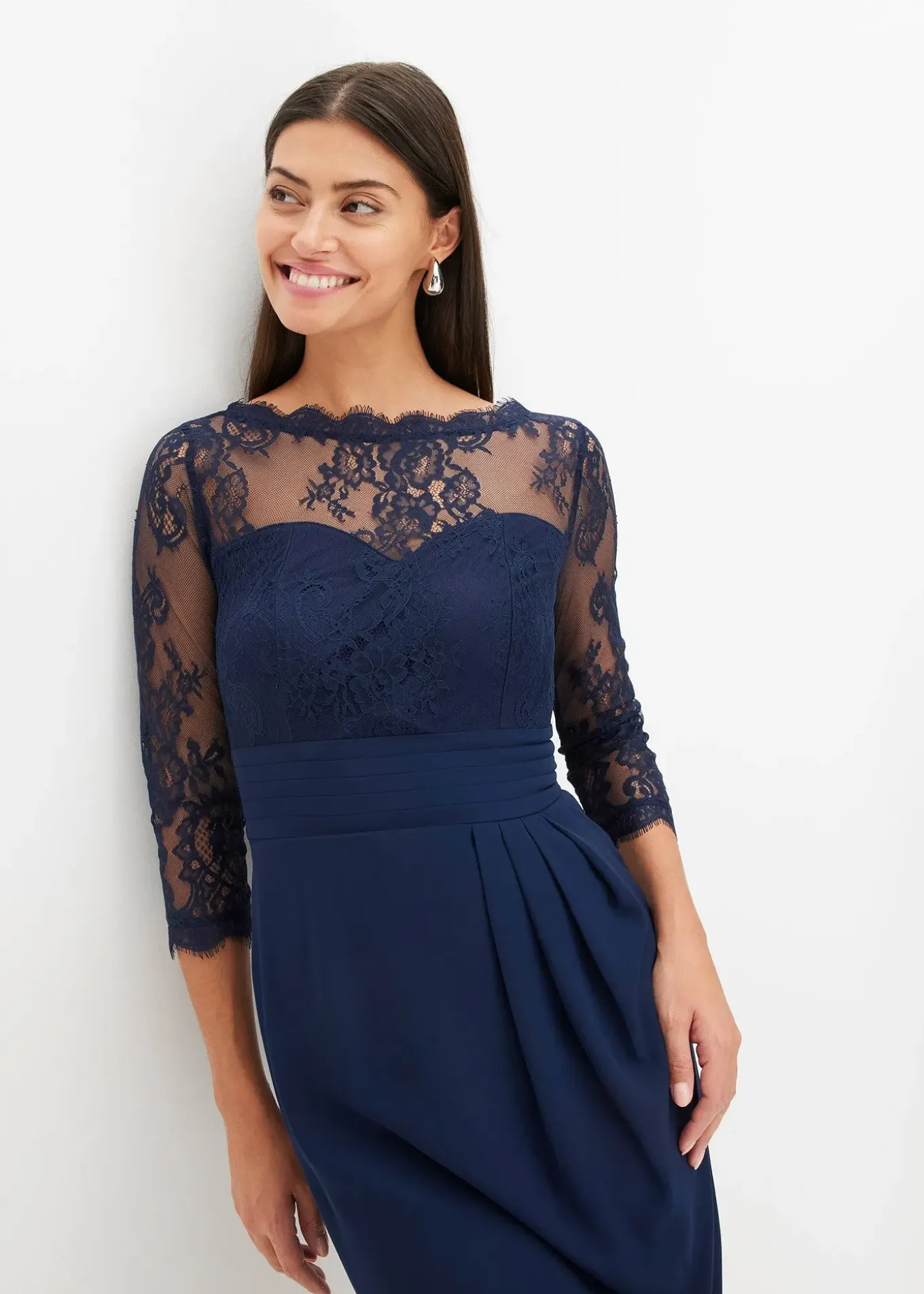 Robe courte avec empiècement dentelle