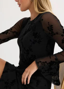 Robe courte avec manches en mesh