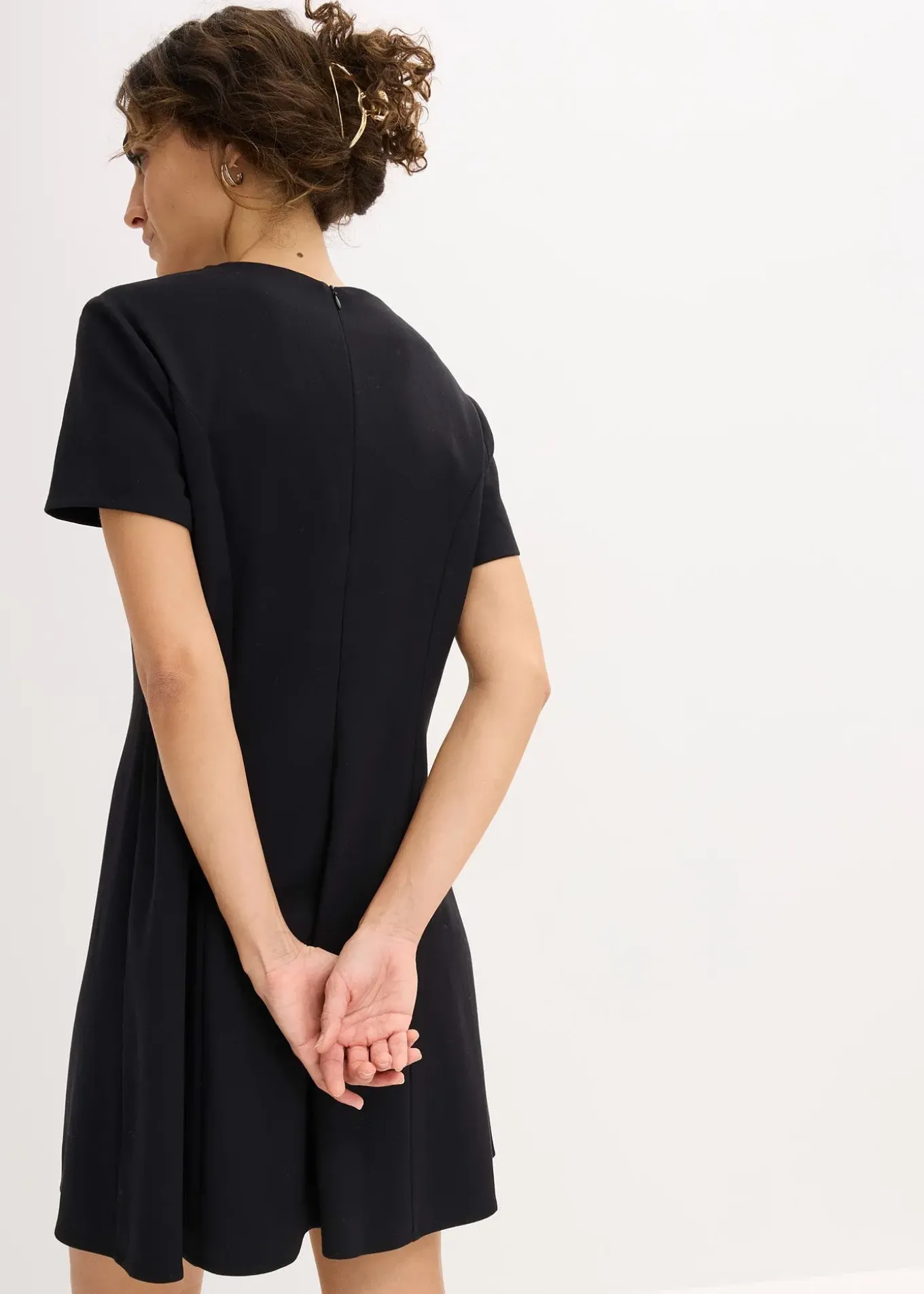 Robe courte, coupe patineuse