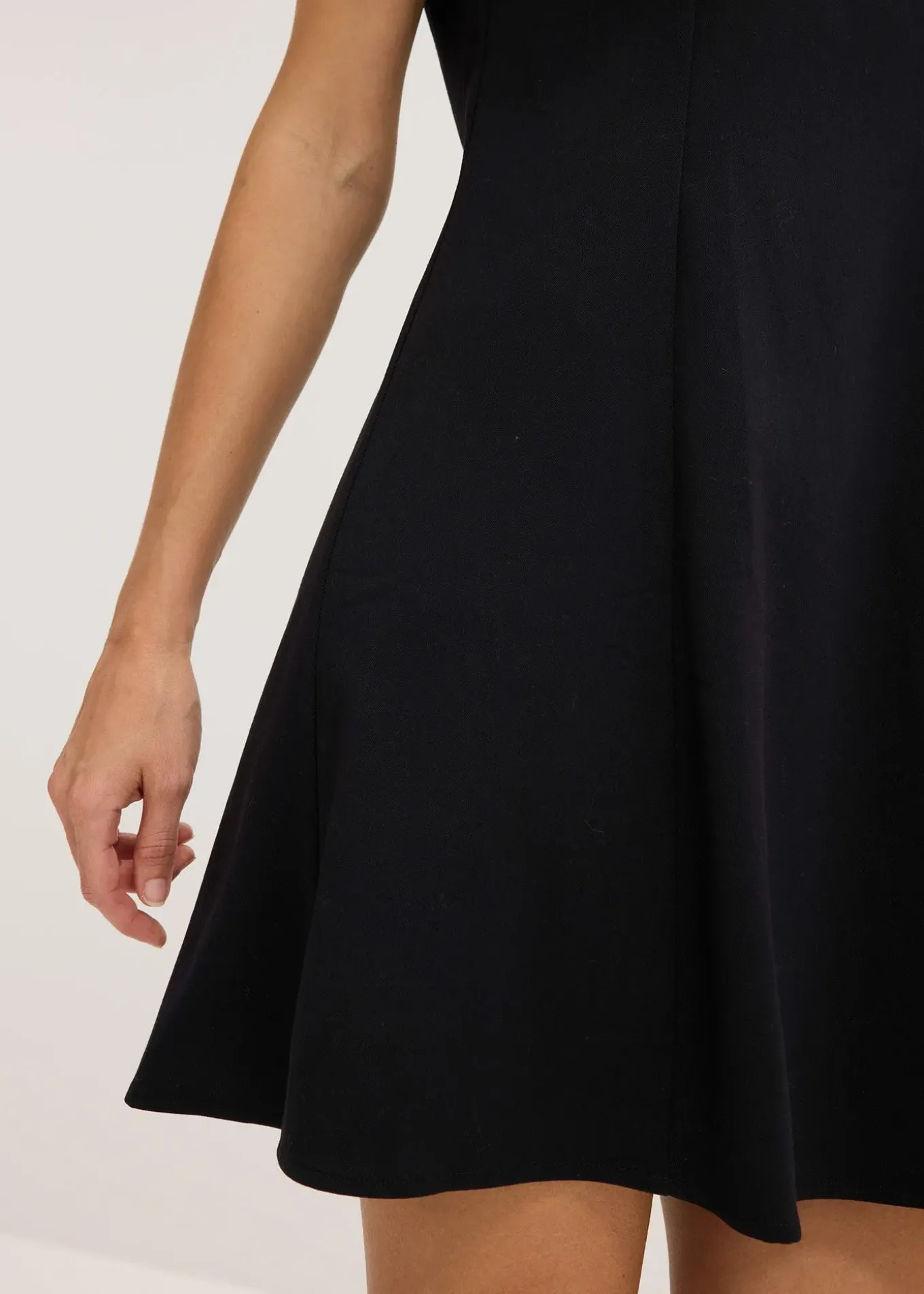 Robe courte, coupe patineuse