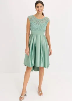 Robe courte devant, longue derrière en satin brillant avec dentelle