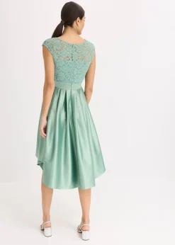 Robe courte devant, longue derrière en satin brillant avec dentelle