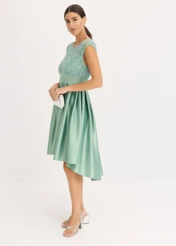 Robe courte devant, longue derrière en satin brillant avec dentelle