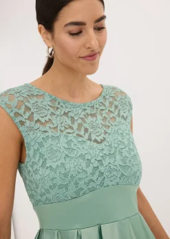 Robe courte devant, longue derrière en satin brillant avec dentelle