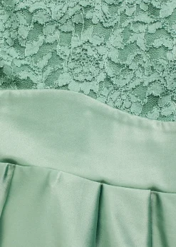 Robe courte devant, longue derrière en satin brillant avec dentelle